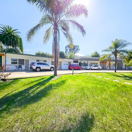 Green Door Motel Lavington ภายนอก รูปภาพ