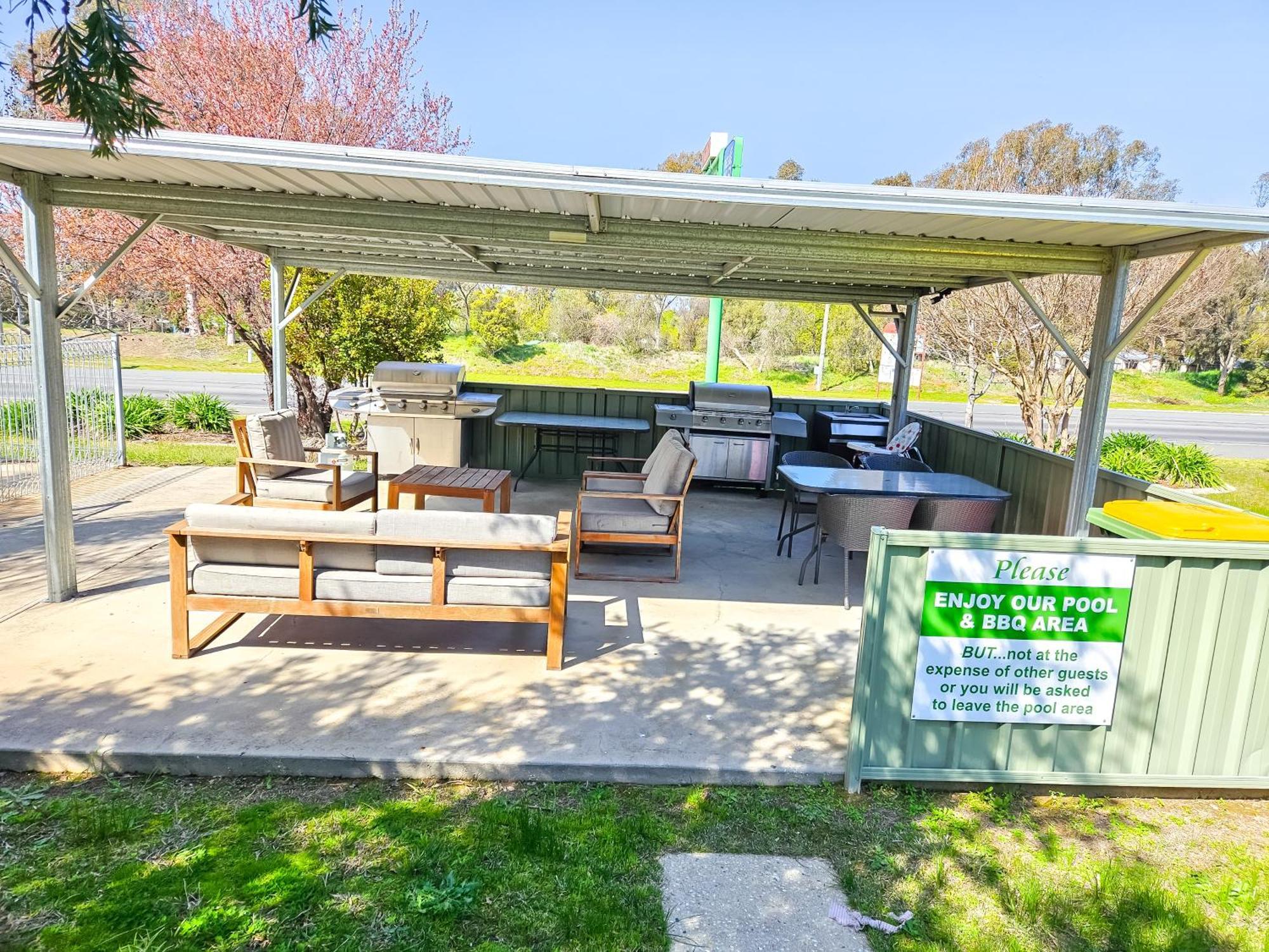 Green Door Motel Lavington ภายนอก รูปภาพ