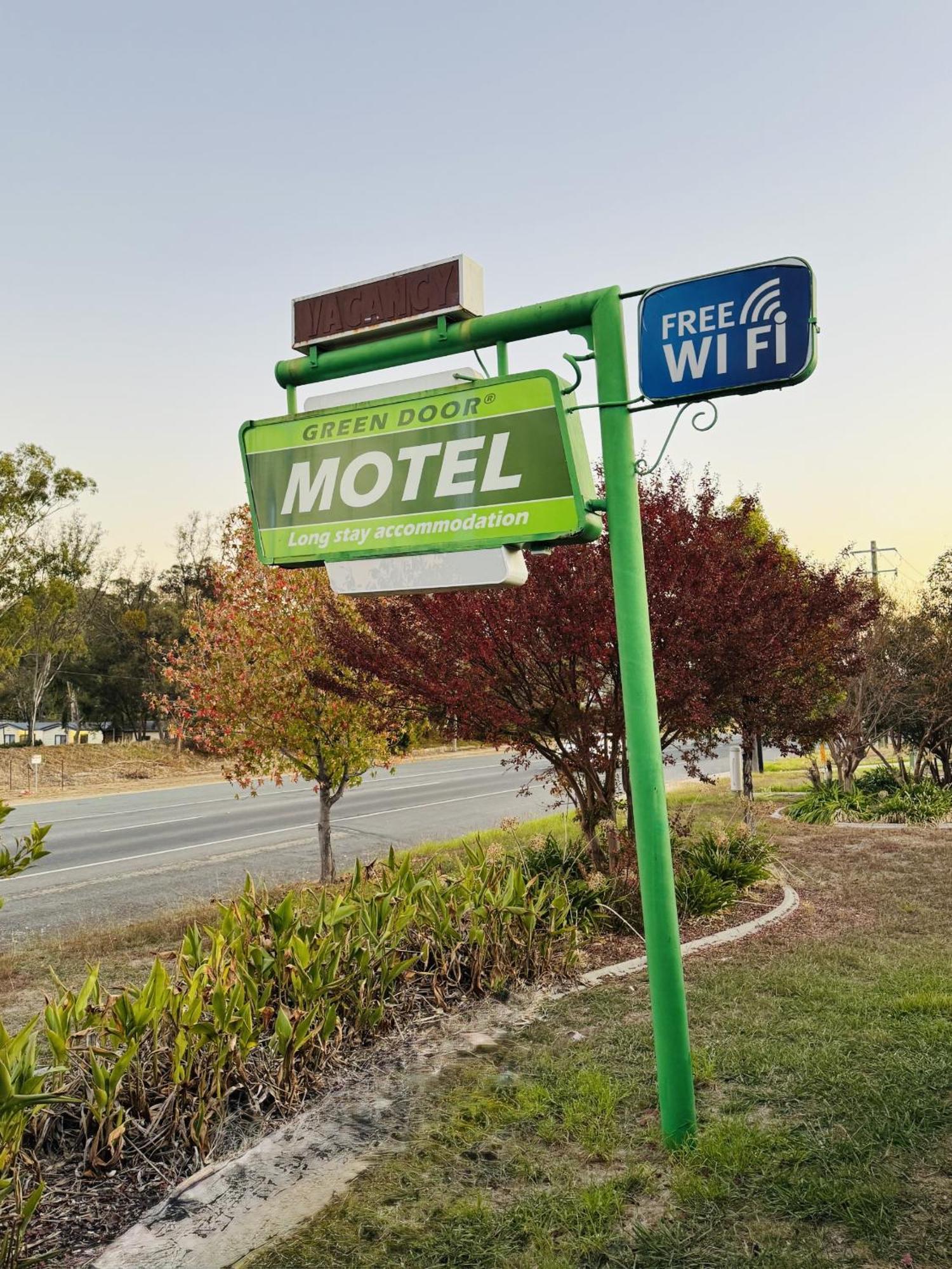 Green Door Motel Lavington ภายนอก รูปภาพ