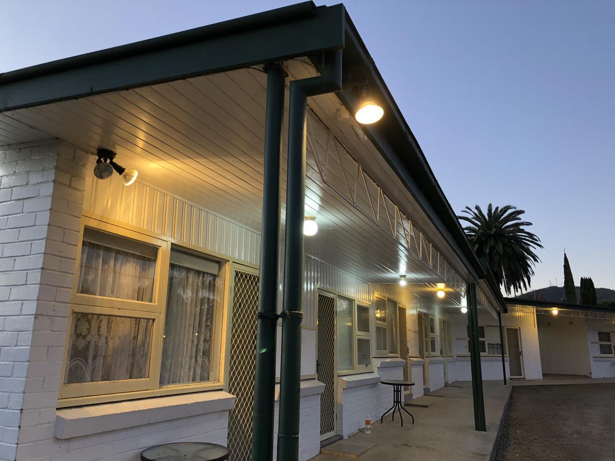 Green Door Motel Lavington ภายนอก รูปภาพ