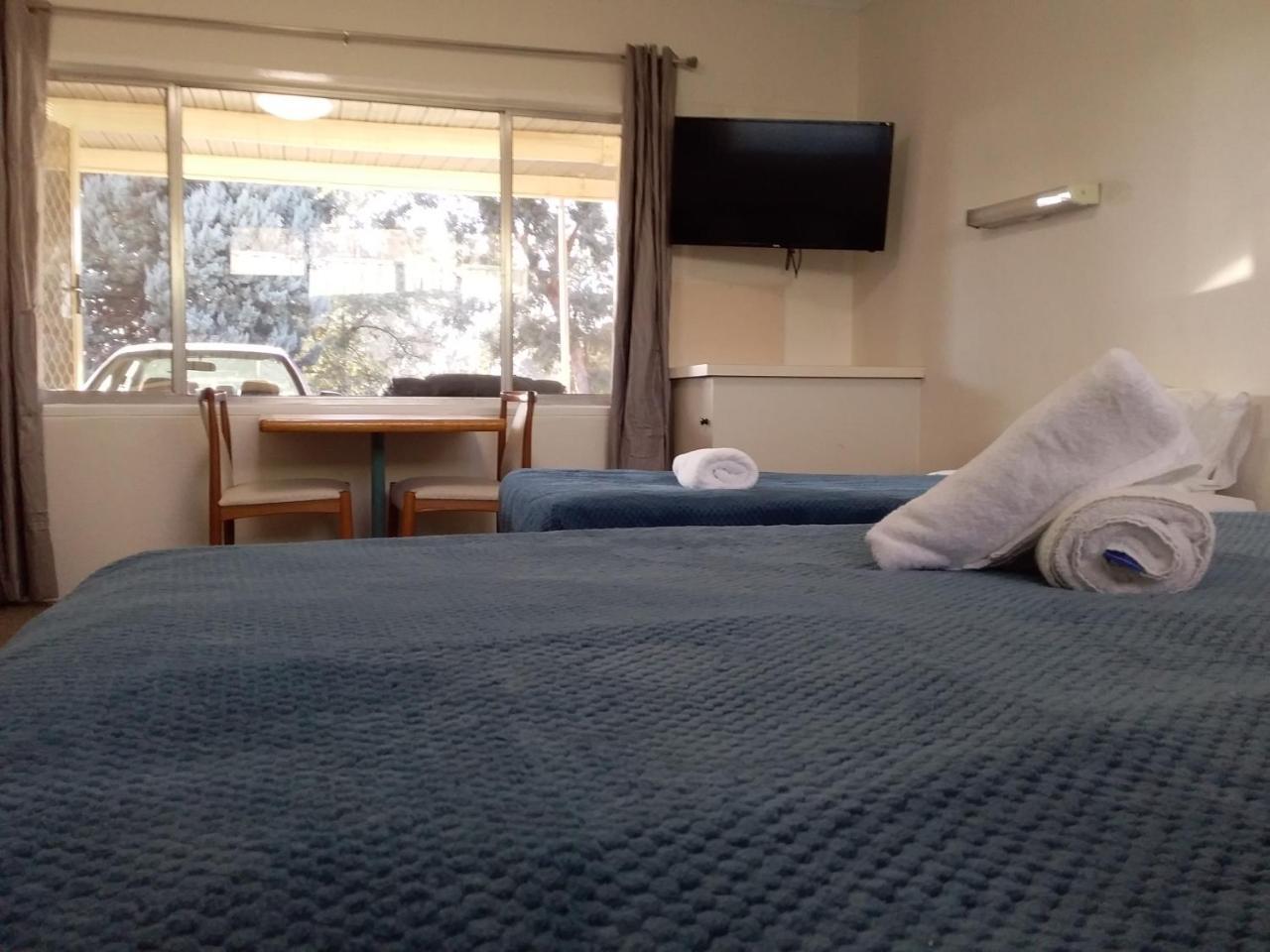 Green Door Motel Lavington ภายนอก รูปภาพ
